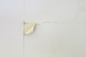 賃貸物件の壁紙が破れちゃった 補修費用はどうなる 壁紙を傷つけない