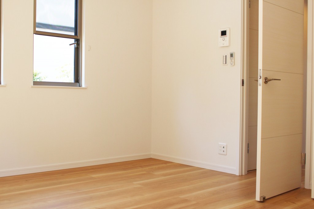 ナチュラルなフローリングに白い壁とドアがステキな新築のお部屋